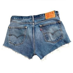 Vintage Levi’s 505 Classic Straight Cut Off Denim Jean Shorts Medium Blue Wash